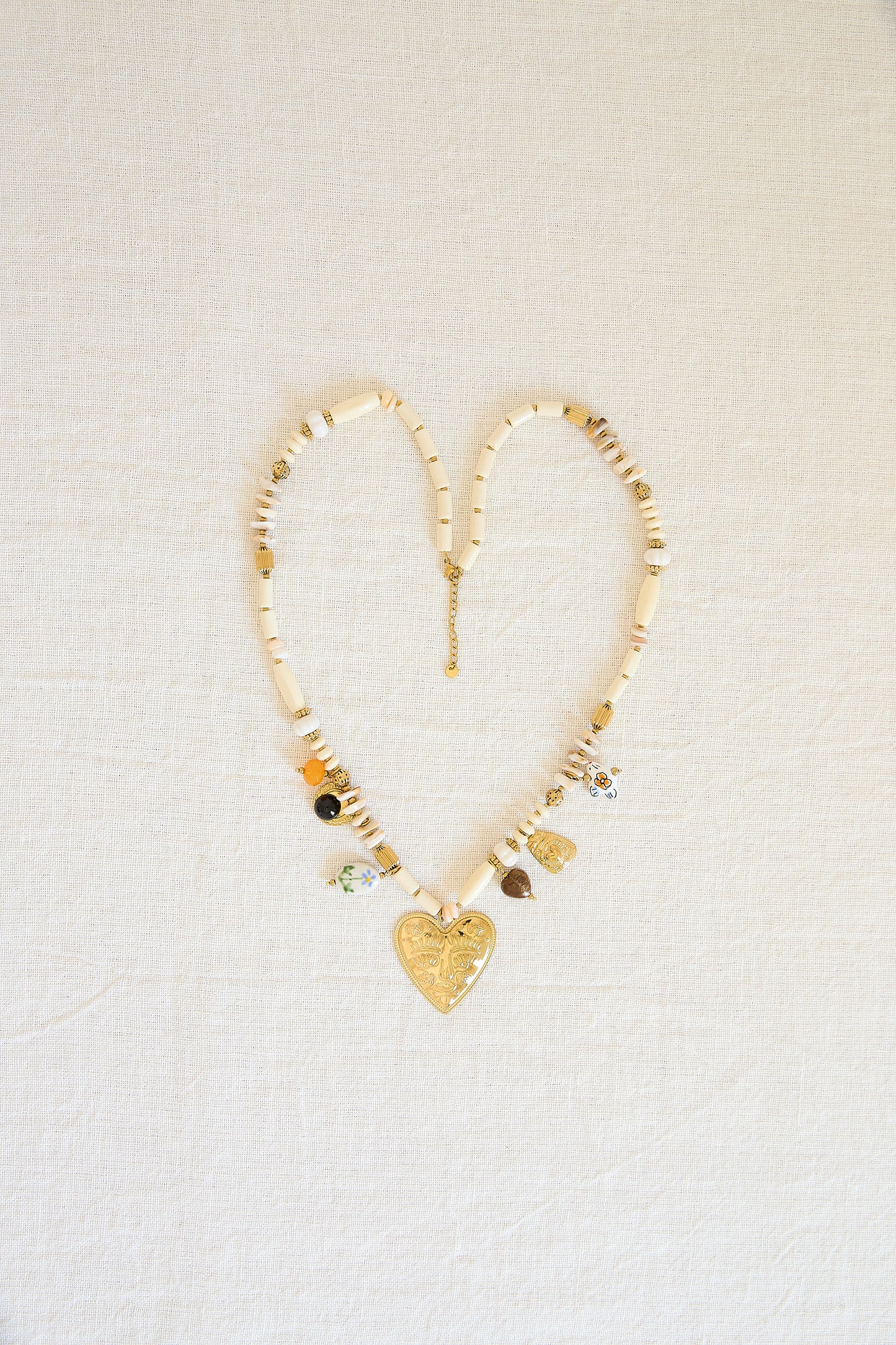 COLLAR CORAZÓN MARFIL